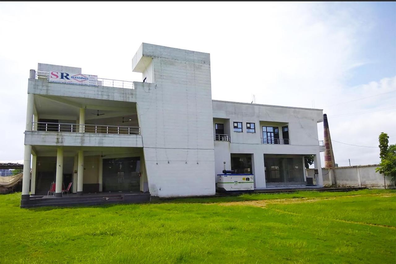 Oyo 16995 Sr Blessings Hotel Chinhat Exterior photo